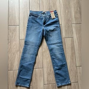NEW LEVI'S LADIES' 314 SHAPING STRAIGHT
JEAN size 29